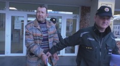 Na chate vystrelil na priateľku. Toto jej obvinený povedal, keď jej držal pištoľ pri hlave