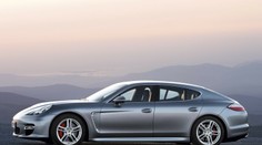 V Seredi zadržali piatich údajných dílerov. A s nimi aj luxusné autá, napríklad Porsche Panamera