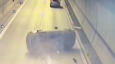V tuneli Sitina sa prevrátilo auto, vodič zrejme zaspal. Policajti ukázali video