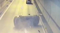 V tuneli Sitina sa prevrátilo auto, vodič zrejme zaspal. Policajti ukázali video
