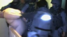 Kukláči pri zatýkaní dobili nahého muža. Nevedeli, že ich nakrúca kamera