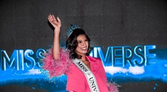 Víťazka Miss Universe upadla do nemilosti. Čelí obvineniu z vlastizrady, domov sa vrátiť nemôže