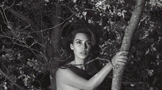 Nahá Kim Kardashian na strome. Bradavky jej zakrývajú iba hviezdičky