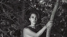 Nahá Kim Kardashian na strome. Bradavky jej zakrývajú iba hviezdičky