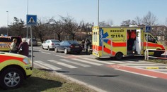 Hrozivá nehoda na priechode pre chodcov: Prudký náraz odhodil auto na matku s kočíkom