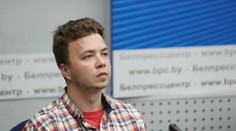 Prataseviča priviedli na tlačovú konferenciu v Minsku. Niektorí novinári na protest odišli