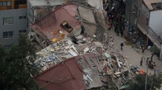 Záchranári našli živé dieťa pod troskami školy v metropole Mexiko