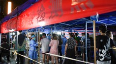 Čína sprísňuje pandemické opatrenia: Obyvatelia niektorých miest musia zostať doma