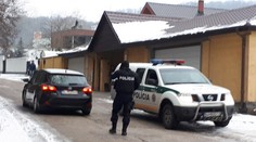 Limbach zaplavili kukláči a ostreľovači: Obvinení z vraždy Valka sa vrátili na miesto činu