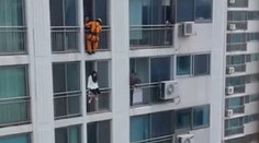 Video, pri ktorom tuhne krv v žilách. Hasič zachránil mladú ženu pred zoskokom