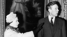 Britskej kráľovnej Alžbete II. radil sovietsky agent. O jeho dvojitom živote do smrti nevedela