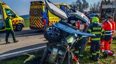 FOTO: Tragická čelná zrážka pri Novosade. Zakliesnenému vodičovi (†41) už nedokázali pomôcť, ťažko zranená je aj spolujazdkyňa