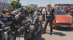 Burácajúce motory, pískajúce gumy, nablýskané mašiny. Motorkári a vodiči áut vyrazili na jazdu Bratislavou