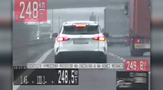 Po D1 sa rútil mercedes takmer 250 km/h. Keď ho zastavili policajti, vodič ochotne zaplatil pokutu a vysvetlil dôvod
