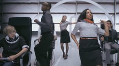 Prvé inštruktážne video z lietadla, na ktoré sa budete pozerať až do konca!