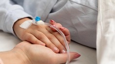 Rodičia si mysleli, že ide o bežné prechladnutie. Ich štvorročná dcéra teraz bojuje o život v nemocnici