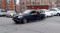 VIDEO: Mladá vodička nezvládla šoférovanie luxusného mercedesu. Poškodila tucet áut