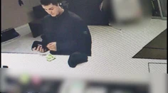 Nové fotky mladíka, ktorý dobodal ženu. Môže mať psychické problémy a konať nevyspytateľne