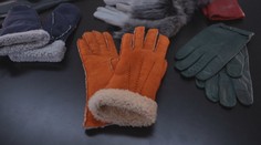 Remeslo, ktoré mizne. Táto žena šije rukavice ako „druhú kožu“