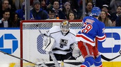 Budaj zatiaľ zostáva v prvom tíme LA Kings, Rangers umiestnili Hrivíka na waiver listinu
