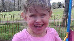 Malé dievčatko je hrdinkou. Každý deň má strašné bolesti