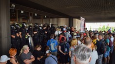 V súvislosti s piatkovým protestom pred NRSR obvinili 40-ročnú ženu