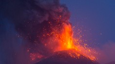 VIDEO: Zasnežená Etna sa opäť prebudila k životu. Chrlí lávu a popol