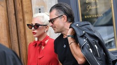 Lady Gaga vyrazila do ulíc Paríža ako dáma. Na podprsenku ale zabudla