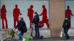 Francúzi už môžu vychádzať z domu bez potvrdenia. Uvoľňujú sa aj ďalšie opatrenia