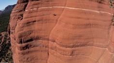 Nepozerajte sa dole! Cyklista prešiel po takmer zvislej skale