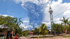 VIDEO: Indonézsky ostrovom Flores otriasli výbuchy sopky, ktorá vychrlila obrovský stĺp sopečného popola