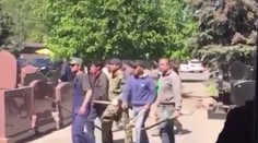 Na cintoríne sa do seba pustilo asi 200 ľudí. Bitka má aj obete