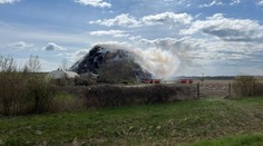 Hasiči stále bojujú s požiarom skládky na západe Slovenska. Je pravdepodobné, že ju niekto úmyselne podpálil