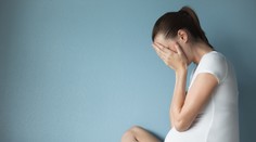 Žena porodila sama vo väzenskej cele. Zúfalo prosila o pomoc