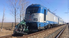 Pri zrážke vlaku s autom zahynul mladý pár (†19, †17)