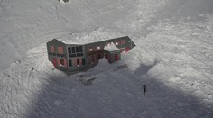 Takmer do roka a do dňa. Našu najvyššie položenú chatu opäť zasiahla lavína