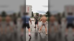 Štvorica surovo zbila chlapa pred posilňovňou a ešte sa tým pochválila na internete