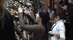 Život na Ukrajine dnes: Muži sú v domobrane, ženy pletú armádne siete a záhradníctva vyrábajú zátarasy