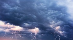 Aj v noci na pondelok hrozia na Slovensku búrky, SHMÚ pred nimi varuje vo viacerých okresoch