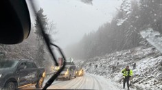 FOTO+VIDEO: Sneh komplikuje dopravu na horských priechodoch. Čertovicu uzavreli