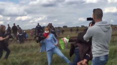 Kameramanka, ktorá kopala migrantov, žaluje Facebook