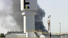 Lietadlo malo tesne po štarte problémy, zrútilo sa na nákupné centrum