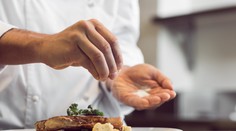 Novinka v škôlkach a školách? Zamestnaci si nesmú soliť jedlo pred deťmi