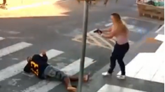 VIDEO: Zlodej vytiahol zbraň na matky s deťmi. Bola medzi nimi policajtka, ktorá ho zastrelila