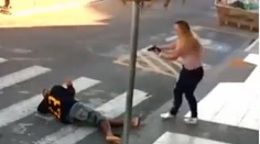 VIDEO: Zlodej vytiahol zbraň na matky s deťmi. Bola medzi nimi policajtka, ktorá ho zastrelila