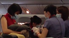 Kamery zachytili dramatický pôrod. Žena rodila počas letu