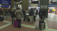 Nie vlastnou vinou nestihli vlak, na ďalší spoj museli v mraze čakať 6 hodín