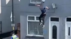 VIDEO: Útek mu nevyšiel. Podozrivý sa chcel pred policajtmi ukryť na streche, následne z nej spadol