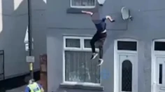 VIDEO: Útek mu nevyšiel. Podozrivý sa chcel pred policajtmi ukryť na streche, následne z nej spadol