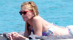 V 60 rokoch mať takéto brucho? Americkú hviezdu môžete stretnúť na dovolenke